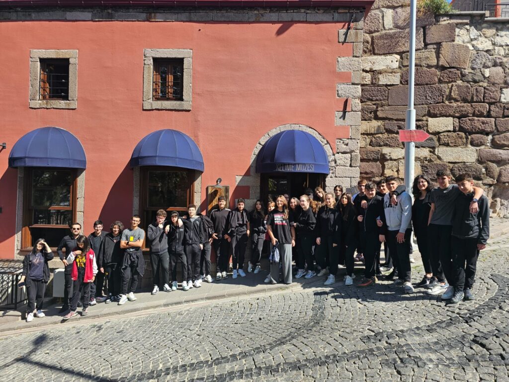 Müze ziyaretleri; öğrencilerimize kültürel değerlerimizi tanıma, onları benimseme ve koruma bilinci edinmelerine katkı sağlamakla birlikte öğrencilerimizin, bilgiyi özümseyip dönüştürülebilmesi, gözlem...