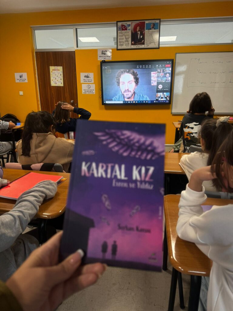 Okulumuz 5. sınıf öğrencileri, Kartal Kız kitabının yazarı Serhan Kansu ile unutulmaz bir çevrim içi okur-yazar buluşması gerçekleştirdi...