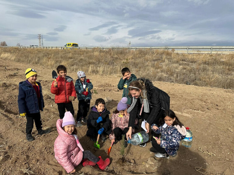 1.sınıf öğrencilerimizle yürüttüğümüz "Ağaç Bayramı" projesinde doğa sevgisini pekiştirmek...