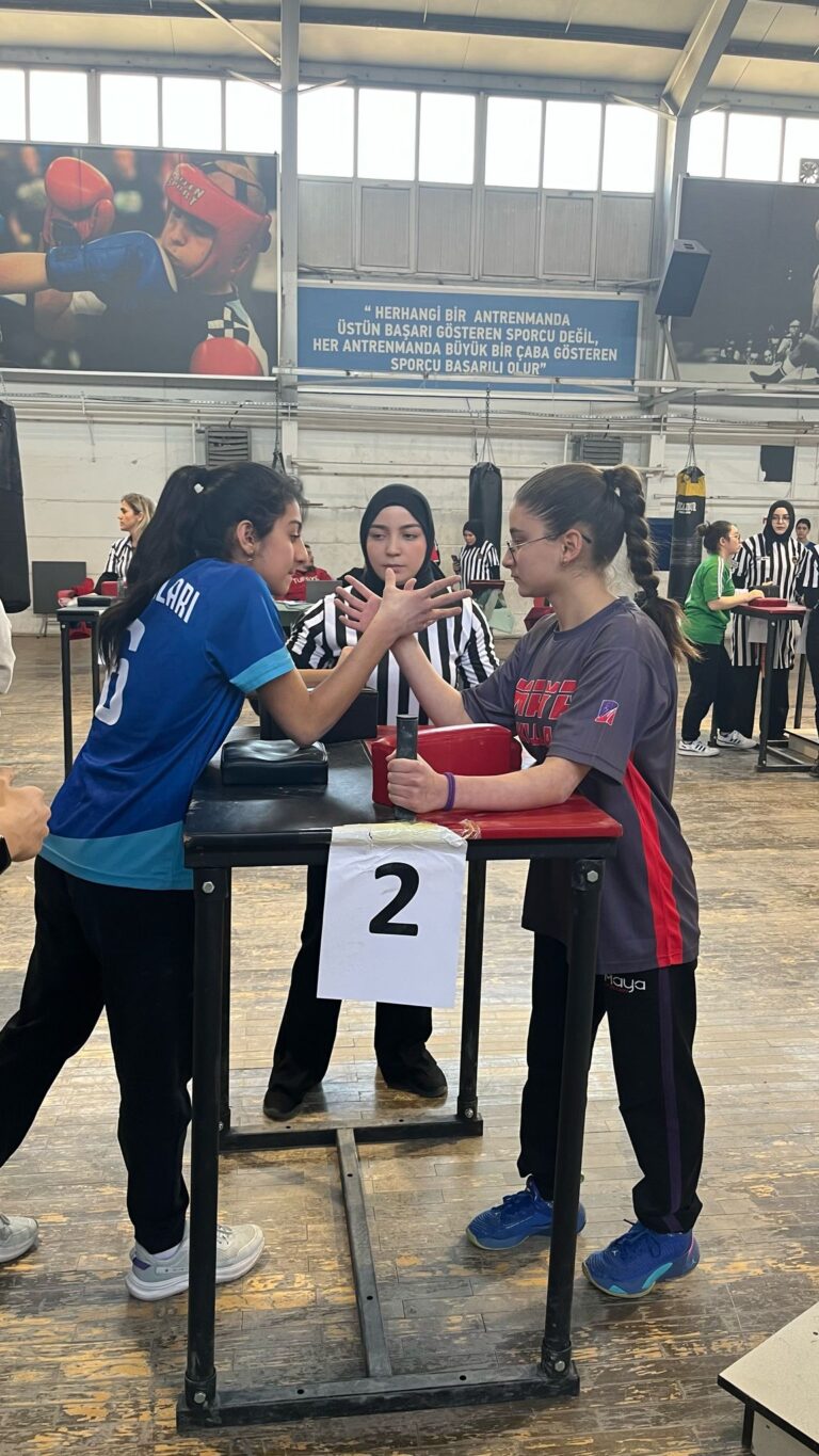 Yağmur Ünsal, katıldığı Bilek Güreşi Yıldız Kız İl Müsabakasında üstün başarı göstererek..