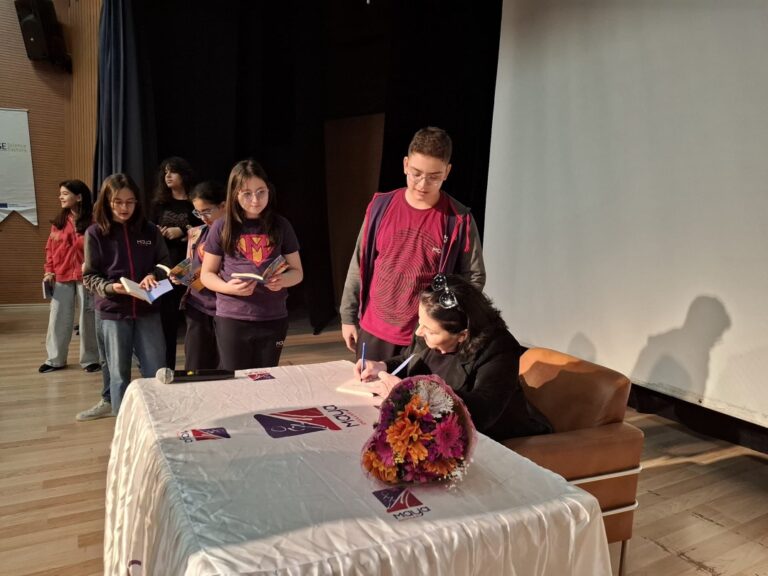 Bugün okulumuzda yazar İpek Arman ile keyifli bir söyleşi gerçekleştirdik...