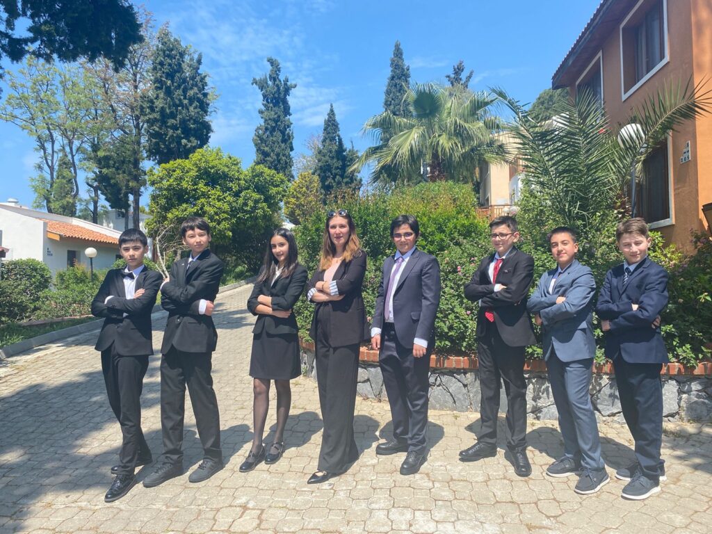 JMUN konferansına katılan Maya Okulları öğrencileri