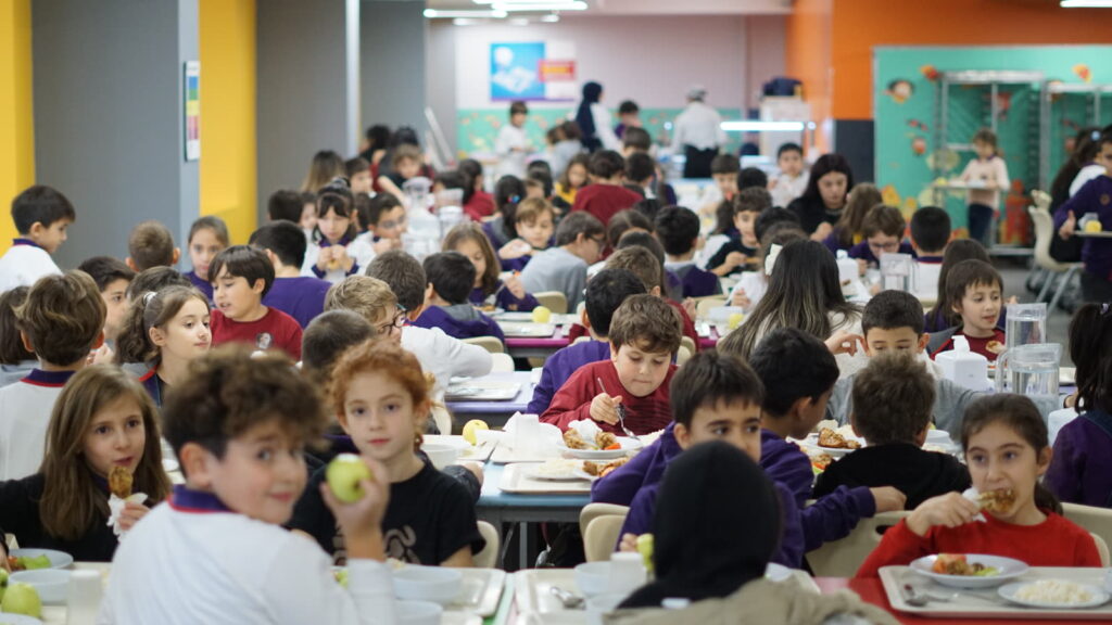 Maya Okulları öğrencileri yemekhanede