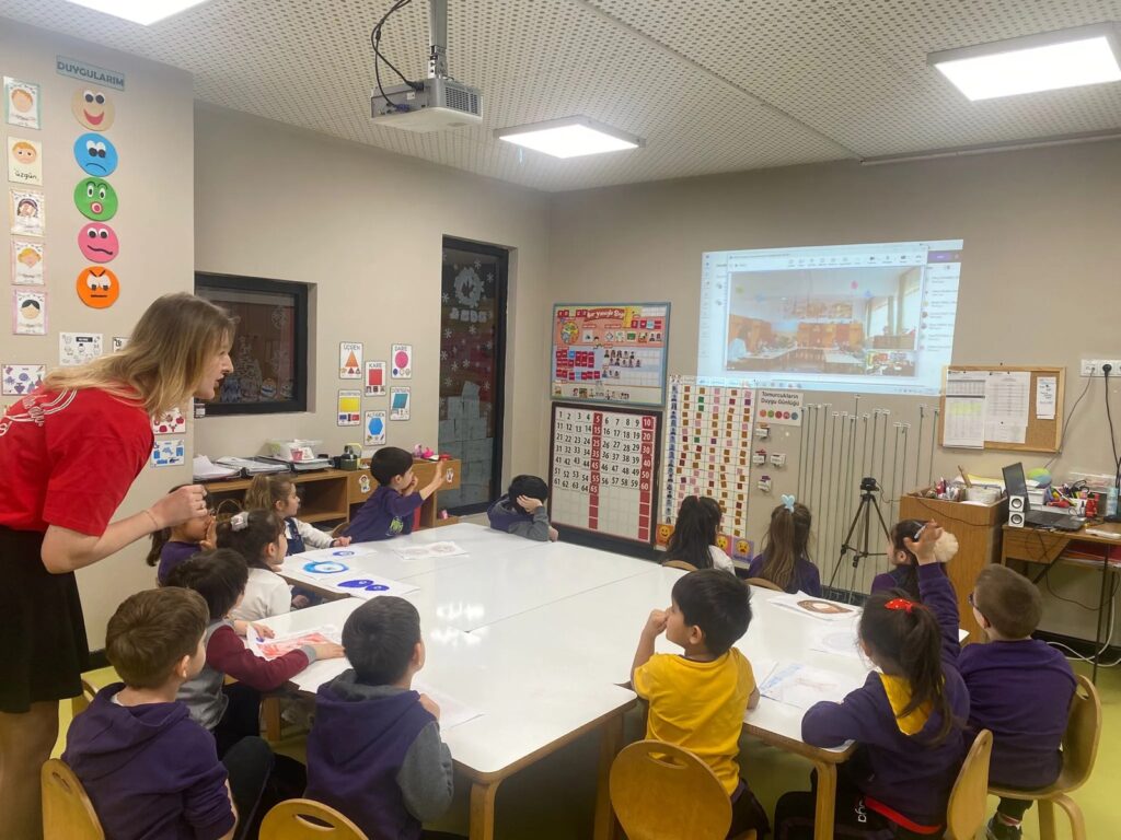 Kindercultural Projesi kapsamında Romanyalı akranlarıyla çevrim içi buluşan Maya Okulları ana sınıfı öğrencileri