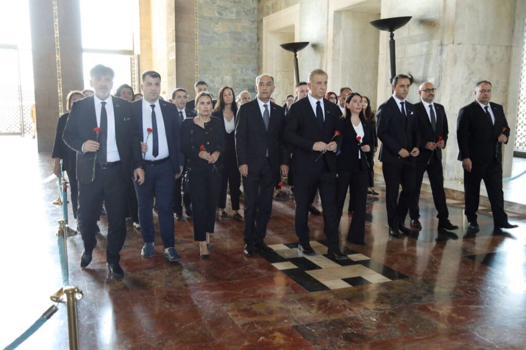 Maya Okulları yöneticileri ve öğretmenleri ellerinde karanfillerle Anıtkabir’de