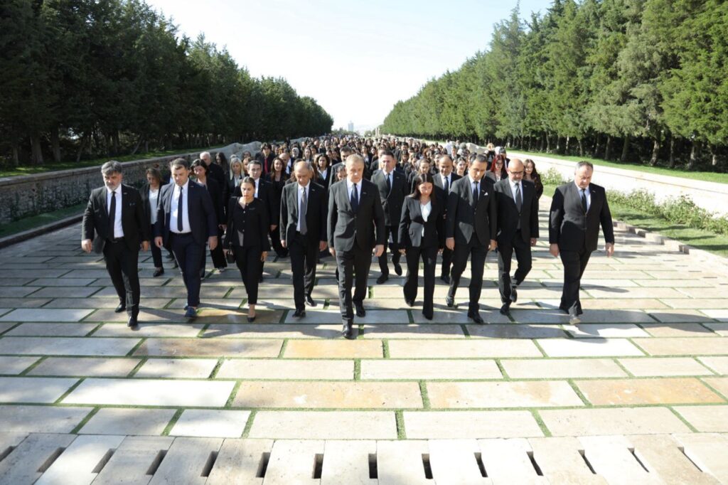 Maya Okulları eğitim kadrosu Anıtkabir’de yürüyor