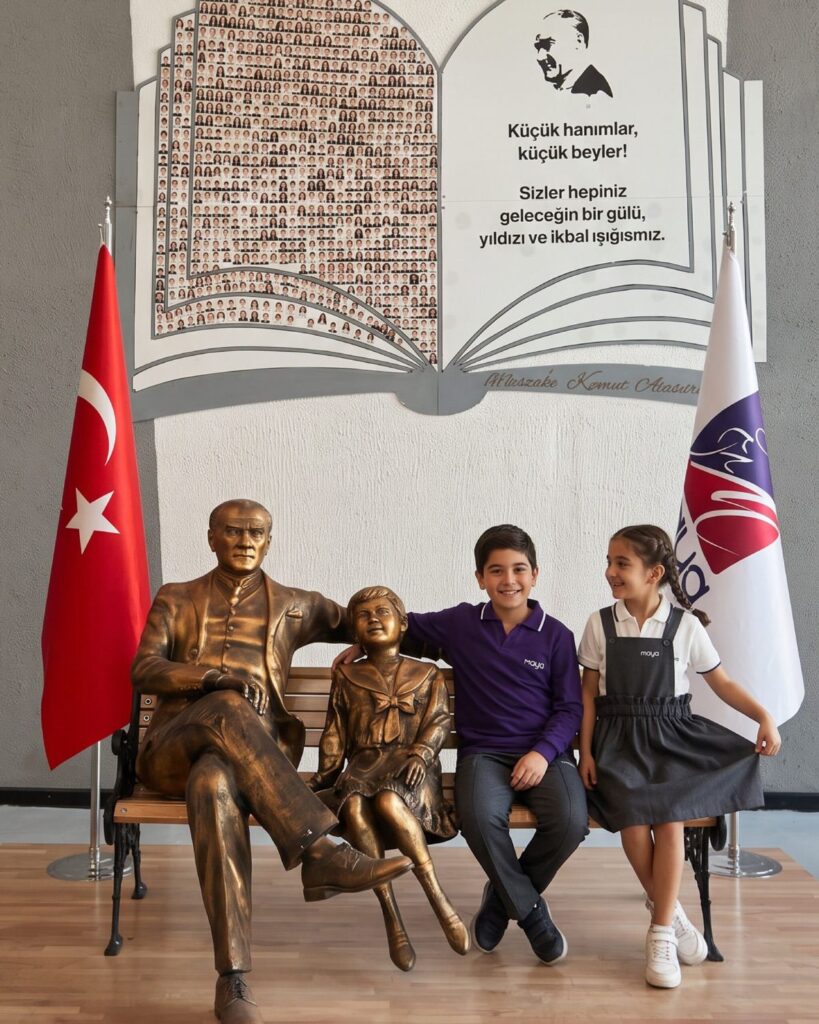 Maya Okulları öğrencileri, Atatürk ve çocuk heykelinin yanında