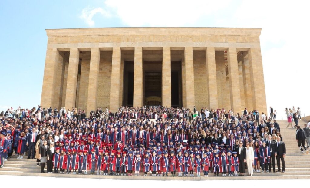 Mezuniyet cübbeli Maya Okulları öğrencileri Anıtkabir’in önünde