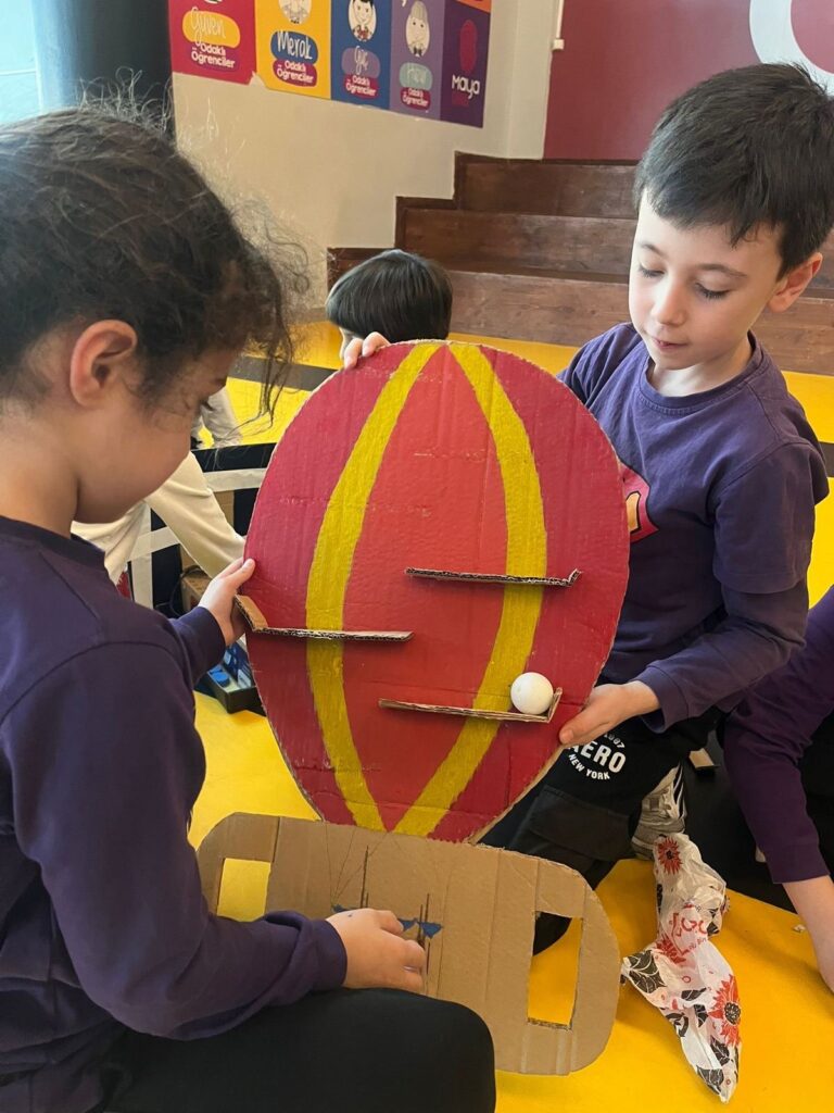 Maya Okulları öğrencileri kendi tasarladıkları balon modelini hazırlıyor