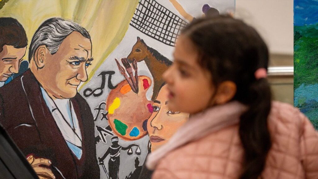 Maya Okulları öğrencisi ve Atatürk portreli resim çalışması